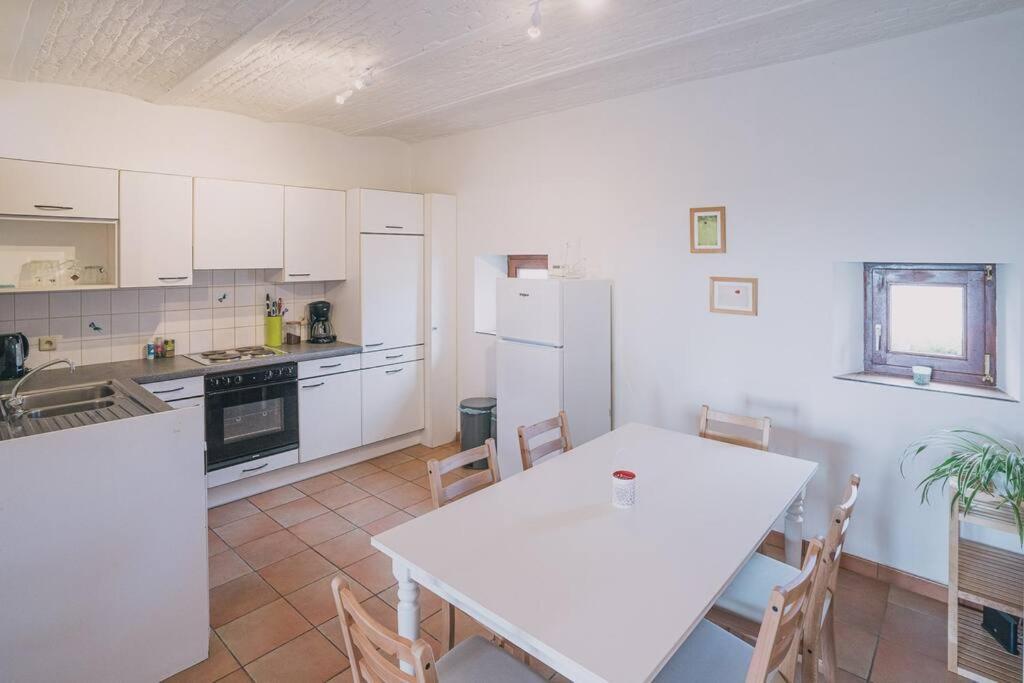 A L'Entree Du Verger - Charmante Maison En Pierres Dinant Exterior photo